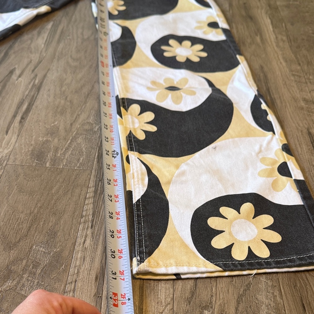 PacSun 90’s Boyfriend Black and White Flower & Ying Yang Patterned Jeans-Size 26 - Picture 7 of 10